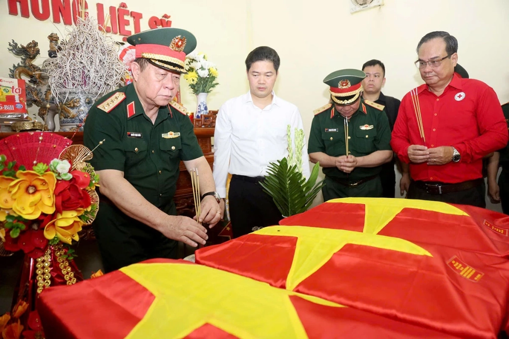 Đồng chí Đại tướng Nguyễn Trọng Nghĩa thắp hương các hài cốt Liệt sĩ tại Đội Tìm kiếm, quy tập hài cốt liệt sĩ, Bộ Chỉ huy Quân sự tỉnh Tuyên Quang.