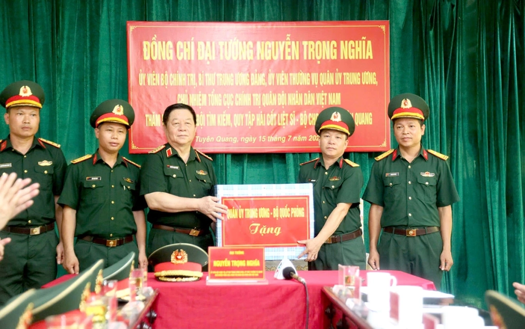 Đồng chí Đại tướng Nguyễn Trọng Nghĩa tặng quà Đội Tìm kiếm, quy tập hài cốt liệt sĩ, Bộ Chỉ huy Quân sự tỉnh Tuyên Quang.