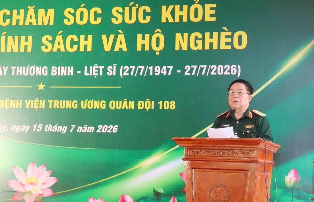 Đồng chí Đại tướng Nguyễn Trọng Nghĩa, Ủy viên Bộ Chính trị, Bí thư Trung ương Đảng, Ủy viên Thường vụ Quân ủy Trung ương, Chủ nhiệm Tổng cục Chính trị Quân đội Nhân dân Việt Nam phát biểu tại buổi lễ tặng quà, chăm sóc sức khỏe cho đối tượng chính sách và hộ nghèo xã Thanh Thủy.