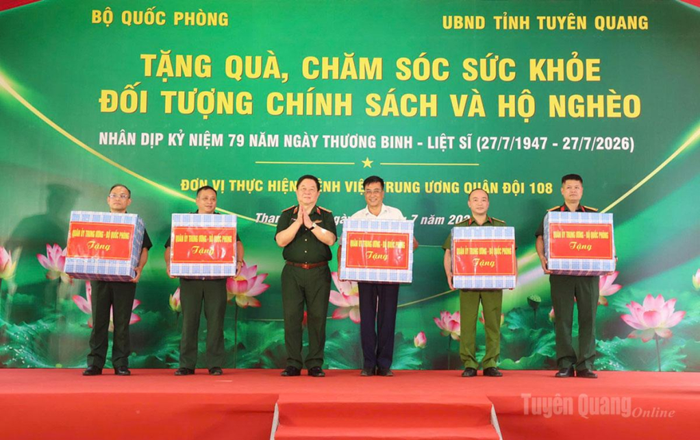 Đồng chí Đại tướng Nguyễn Trọng Nghĩa tặng quà cho cấp ủy, chính quyền xã Thanh Thủy và các đơn vị lực lượng vũ trang trên địa bàn xã.