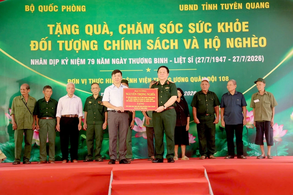 Đồng chí Đại tướng Nguyễn Trọng Nghĩa tặng quà sữa trị giá hơn 200 triệu đồng cho học sinh xã Thanh Thủy.