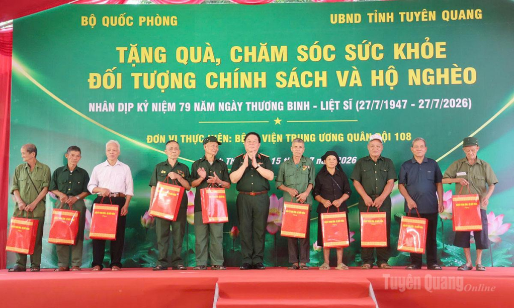 Đồng chí Đại tướng Nguyễn Trọng Nghĩa tặng quà cho đối tượng chính sách và hộ nghèo xã Thanh Thủy.