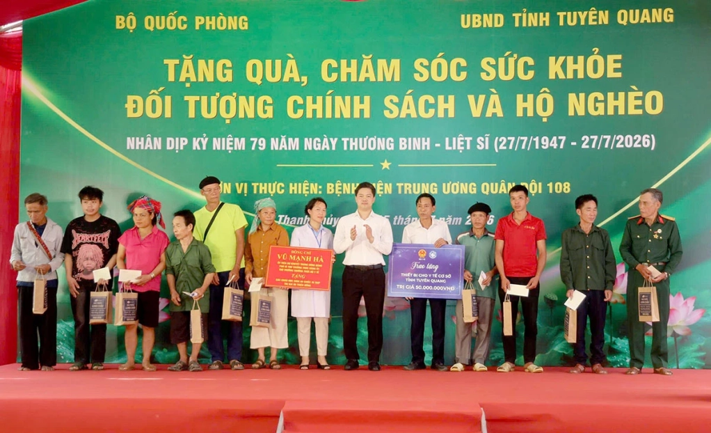 Thứ trưởng Thường trực Bộ Y tế Vũ Mạnh Hà trao tặng biểu trưng thiết bị y tế, xe đạp và quà cho học sinh, Trạm Y tế xã, gia đình chính sách, hộ nghèo xã Thanh Thủy.