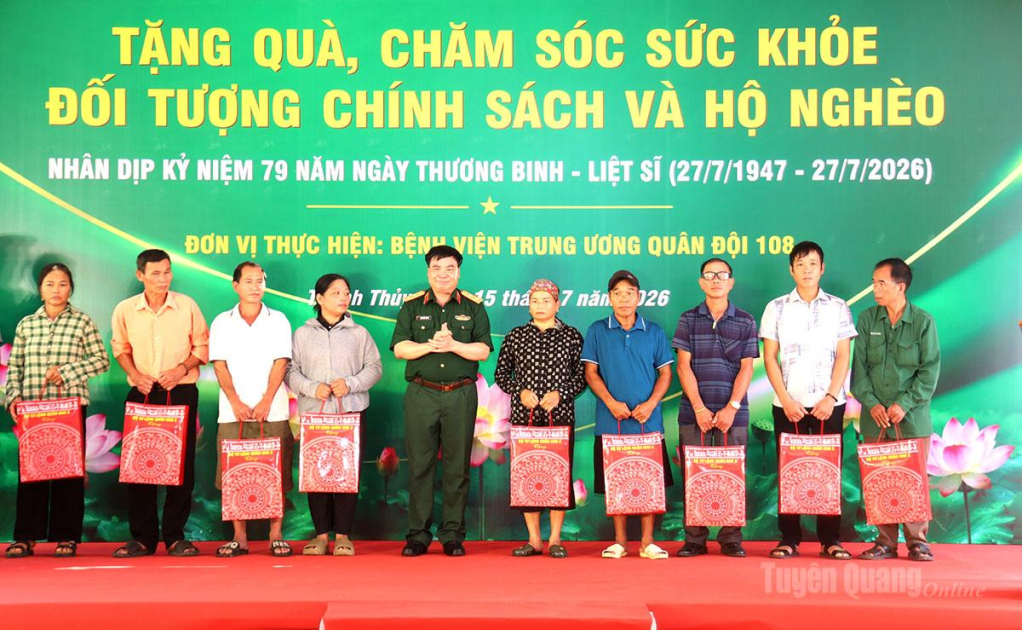 Trung tướng Phạm Đức Duyên, Bí thư Đảng ủy, Chính ủy Quân khu 2 tặng quà cho hộ nghèo xã Thanh Thủy.