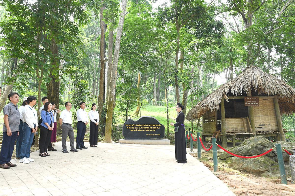 Đoàn công tác của Văn phòng Thành ủy Đà Nẵng nghe thuyết minh về di tích lán Nà Nưa.