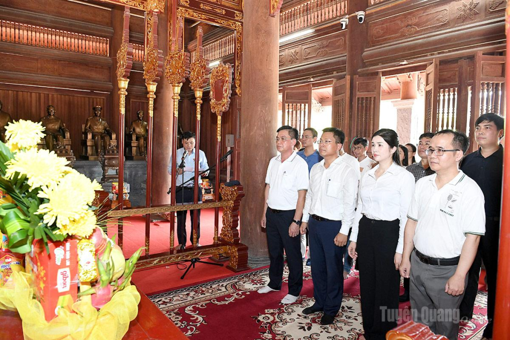 Đoàn công tác của Văn phòng Thành ủy Đà Nẵng và Văn phòng Tỉnh ủy Tuyên Quang dâng hương tại Khu tưởng niệm Chủ tịch Hồ Chí Minh và các vị tiền bối cách mạng.