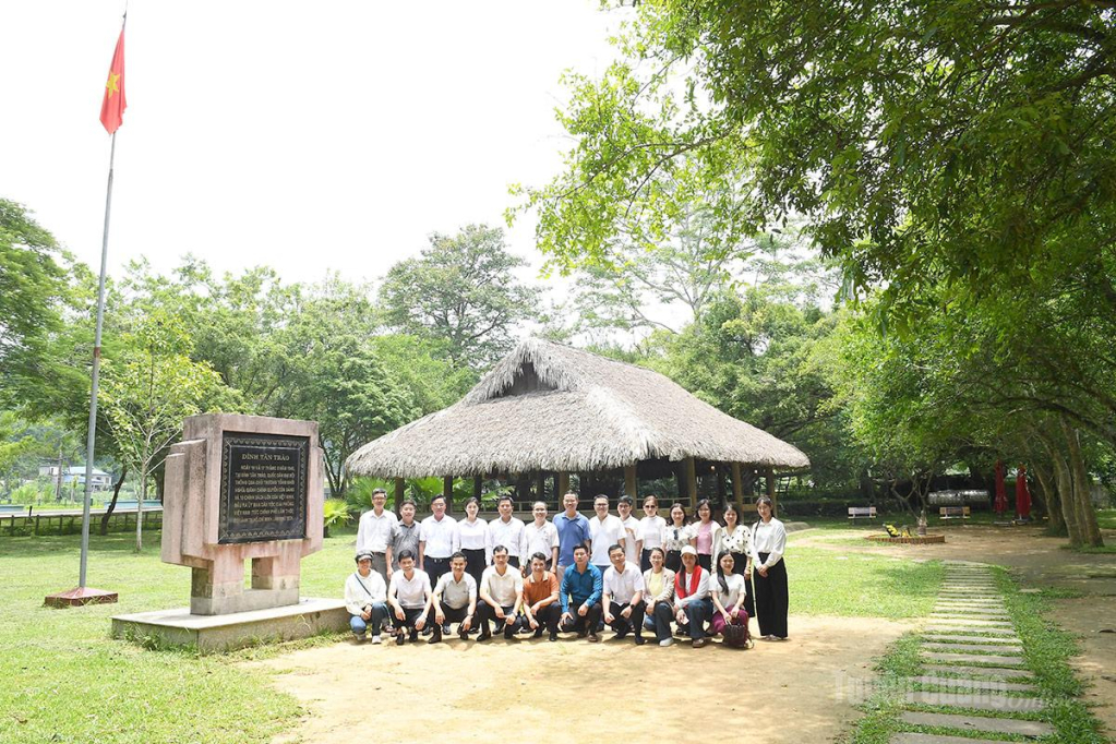 Đoàn công tác của Văn phòng Thành ủy Đà Nẵng và Văn phòng Tỉnh ủy Tuyên Quang tham quan tại đình Tân Trào.
