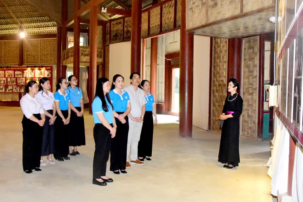 Đại biểu nghe thuyết minh và xem ảnh tư liệu về Đại hội đại biểu toàn quốc lần thứ II được Trung ương Đảng tổ chức tại Kim Bình.
