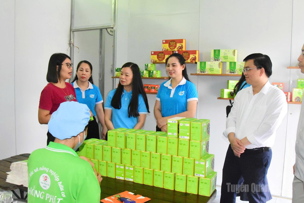 Đại biểu tham quan mô hình kinh tế tại HTX Nông nghiệp hữu cơ Hồng Phát.