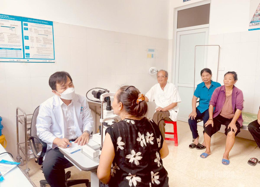 Người dân xã Kiến Thiết được khám mắt và cấp thuốc miễn phí.
