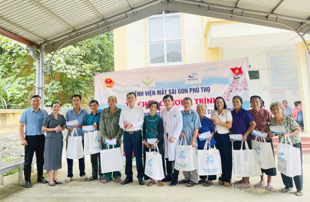 Bệnh viện mắt Sài Gòn Phú Thọ tặng quà cho các gia đình chính sách xã Kiến Thiết tại chương trình.