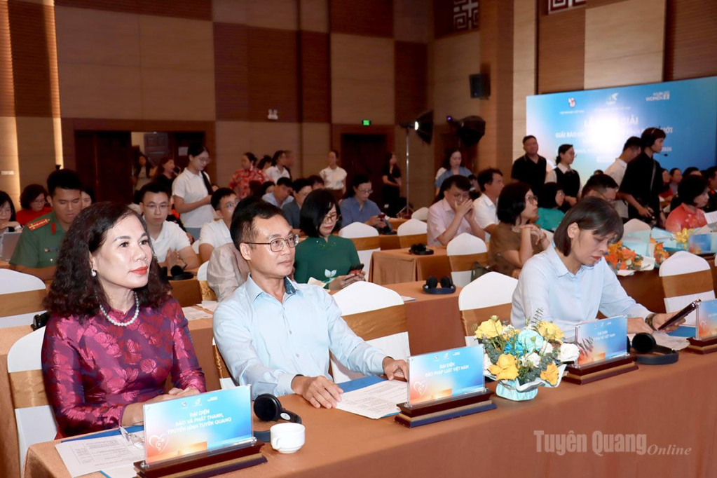 Các đại biểu dự lễ trao giải.