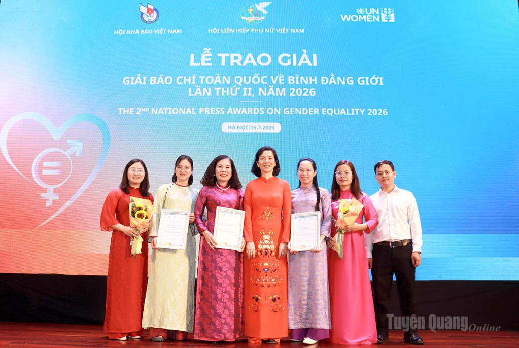 Lãnh đạo Trung ương Hội Liên hiệp Phụ nữ Việt Nam chụp ảnh lưu niệm cùng lãnh đạo, nhóm tác giả của Báo và phát thanh, truyền hình Tuyên Quang.