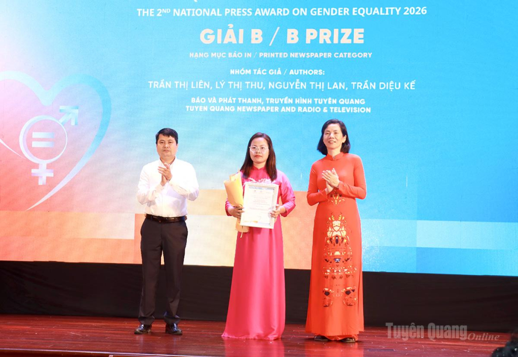 Nhóm tác giả của Báo và phát thanh, truyền hình Tuyên Quang nhận Giải B, Giải Báo chí toàn quốc về bình đẳng giới lần thứ II, năm 2026.