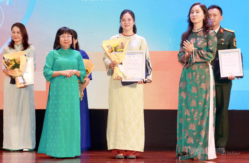 Ban Tổ chức trao Giải Khuyến thích cho nhóm tác giả đến từ Báo và phát thanh, truyền hình Tuyên Quang.