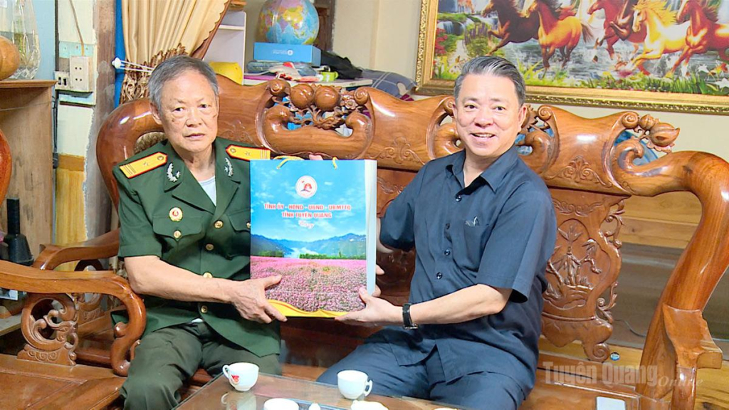 Đồng chí Trần Mạnh Lợi, Ủy viên Ban Thường vụ Tỉnh ủy, Trưởng ban Tuyên giáo và Dân vận Tỉnh ủy tặng quà cho ông Hoàng Quốc Viên, thương binh tỷ lệ tổn thương cơ thể 21-61%, thôn Bản Chợ, xã Yên Hoa.