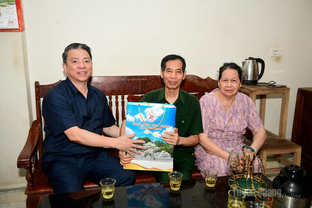 Đồng chí Trần Mạnh Lợi, Ủy viên Ban Thường vụ Tỉnh ủy, Trưởng ban Tuyên giáo và Dân vận Tỉnh ủy tặng quà cho ông Nguyễn Trọng Diện, thương binh tỷ lệ tổn thương cơ thể 41%, thôn 3, xã Nà Hang.