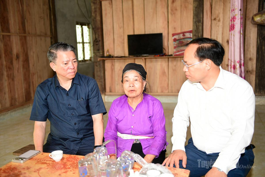 Đồng chí Trần Mạnh Lợi, Ủy viên Ban Thường vụ Tỉnh ủy, Trưởng ban Tuyên giáo và Dân vận Tỉnh ủy thăm, tặng quà cho bà Ma Thị Tiếm, mẹ liệt sĩ Hoàng Văn Cương, thôn Bản Nuầy, xã Nà Hang.