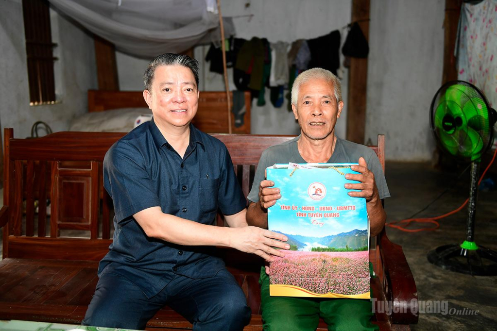 Đồng chí Trần Mạnh Lợi, Ủy viên Ban Thường vụ Tỉnh ủy, Trưởng ban Tuyên giáo và Dân vận Tỉnh ủy tặng quà cho ông Triệu Tiến Hưng, thương binh tỷ lệ tổn thương cơ thể 61%, thôn Thanh Tương 1, xã Nà Hang.