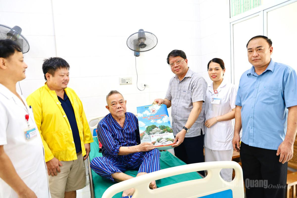 Đồng chí Hà Trung Kiên, Ủy viên Ban Thường vụ Tỉnh ủy, Phó Chủ tịch Thường trực Ủy ban MTTQ Việt Nam tỉnh tặng quà ông Viên Văn Quy, bệnh binh tỷ lệ tổn thương cơ thể 61%, thôn Kim Quang, xã Kim Bình.