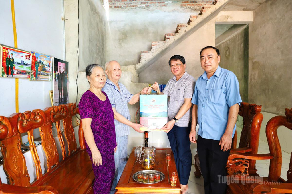 Đồng chí Hà Trung Kiên, Ủy viên Ban Thường vụ Tỉnh ủy, Phó Chủ tịch Thường trực Ủy ban MTTQ Việt Nam tỉnh tặng quà ông Mai Văn Tân, Thương binh tỷ lệ tổn thương cơ thể 68%, thôn Phố Chinh, xã Kim Bình.