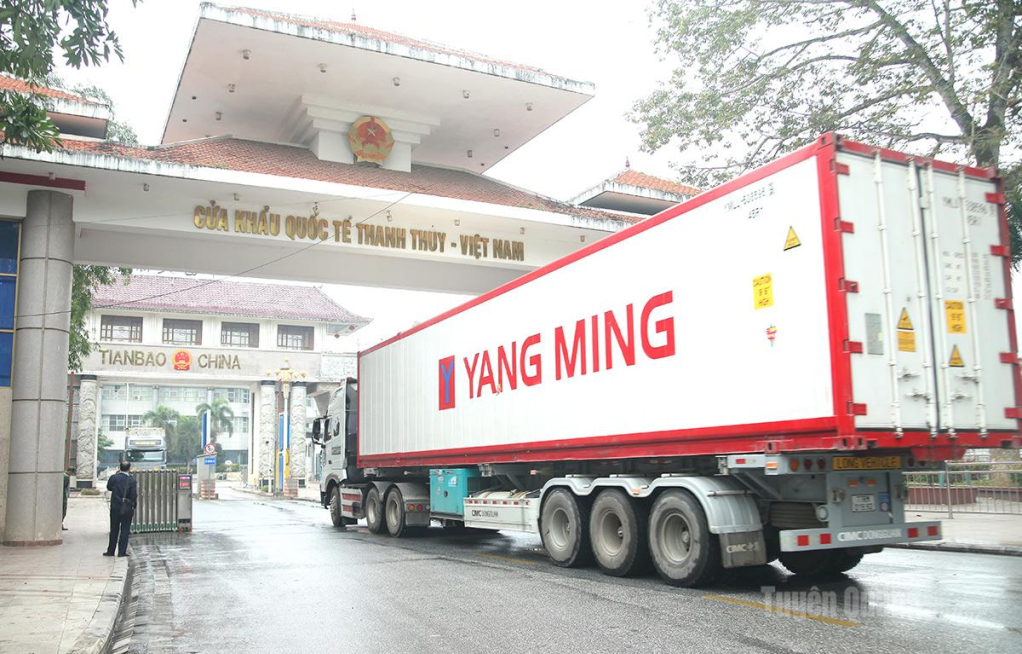 Hoạt động thông quan hàng hóa xuất khẩu tại Cửa khẩu quốc tế Thanh Thủy diễn ra thuận lợi.