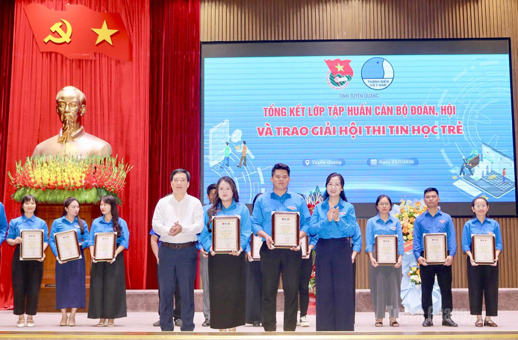 Các đại biểu trao giải Nhất cho các thí sinh thuộc Bảng 2.