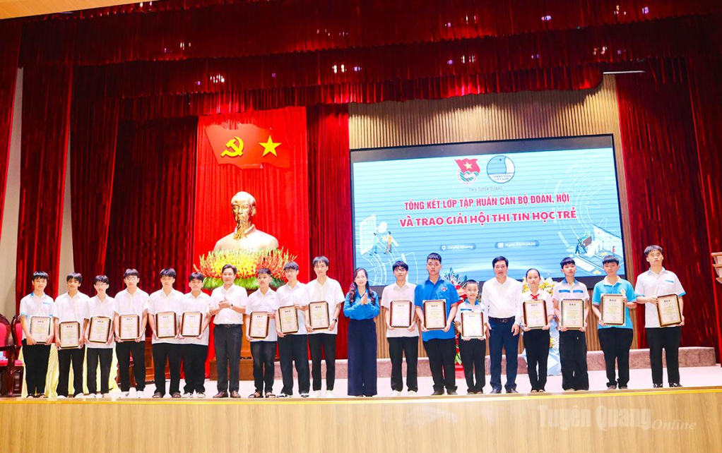 Đồng chí Dương Minh Nguyệt, Ủy viên Ban chấp hành Đảng bộ Tỉnh, Bí thư Tỉnh đoàn và đồng chí Nguyễn Việt Khánh, Phó Chủ tịch Uỷ ban MTTQ Việt Nam tỉnh trao giải cho các thí sinh thuộc Bảng 1.