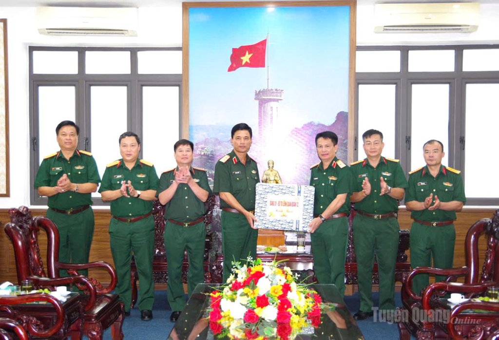 Đoàn công tác tặng quà cho cán bộ, chiến sĩ Bộ CHQS tỉnh.