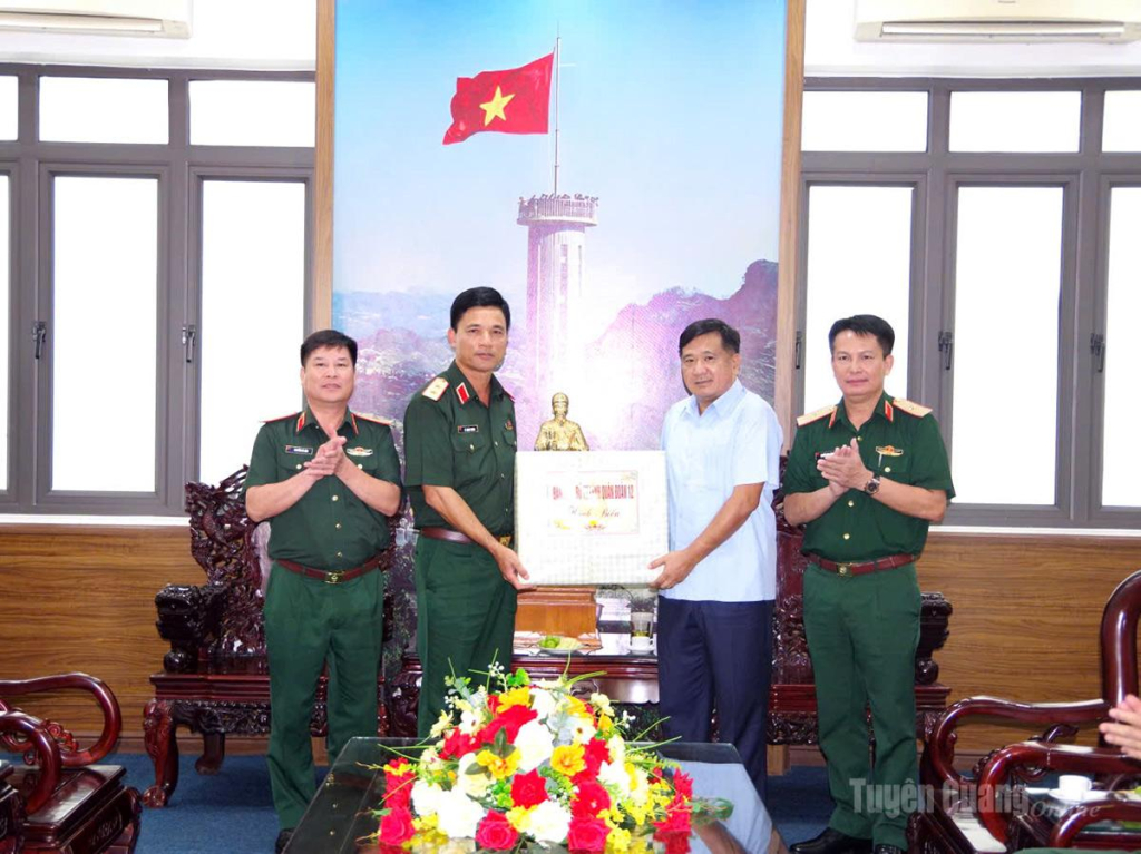 Đoàn công tác tặng quà tỉnh Tuyên Quang.