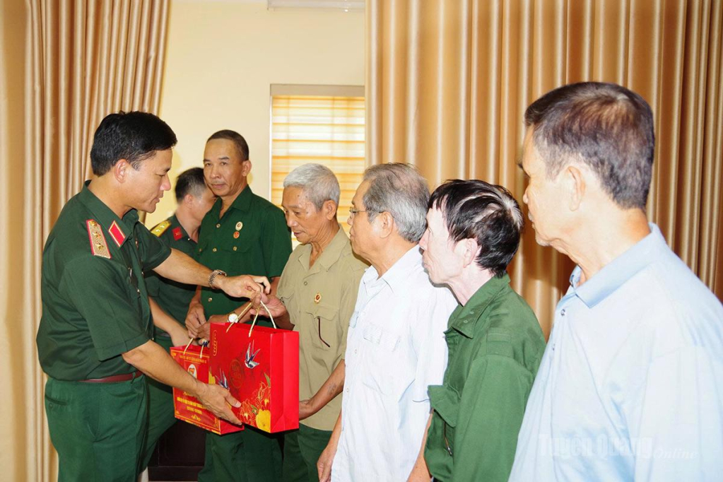 Đồng chí Tư lệnh Quân đoàn 12 Lê Xuân Thuân tặng quà gia đình chính sách trên địa bàn phường Minh Xuân.