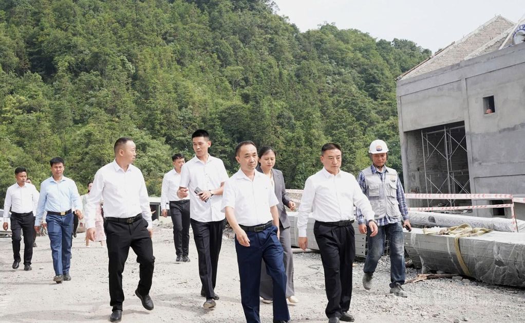 Đoàn công tác tham quan Trường Phổ thông nội trú liên cấp Tiểu học và Trung học cơ sở Sơn Vĩ.