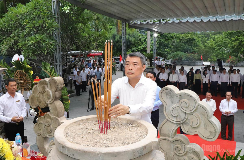Thủ tướng Chính phủ Lê Minh Hưng dâng hương viếng các Anh hùng Liệt sỹ tại Tượng đài Tổ quốc ghi công.
