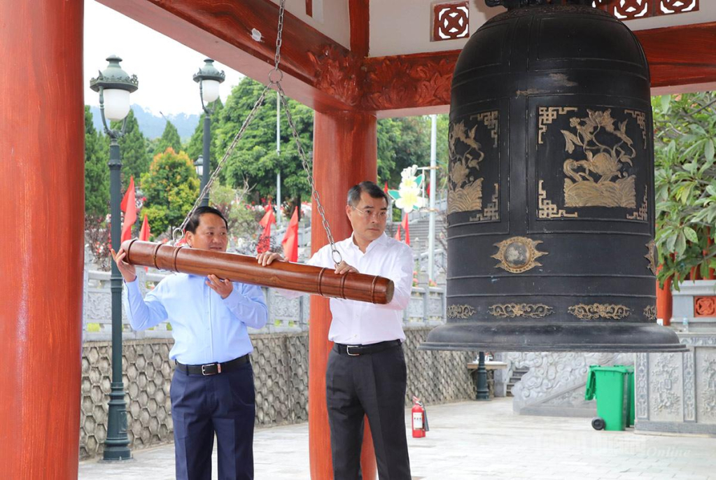 Thủ tướng Chính phủ Lê Minh Hưng và Bí thư Tỉnh ủy Hầu A  Lềnh thỉnh chuông tại Đền thờ các Anh hùng liệt sỹ trong khuôn viên Nghĩa trang Liệt sỹ Quốc gia Vị Xuyên.