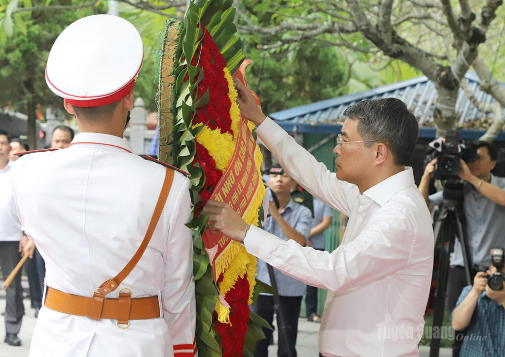 Thủ tướng Chính phủ Lê Minh Hưng chỉnh hoa viếng các Anh hùng Liệt sỹ.
