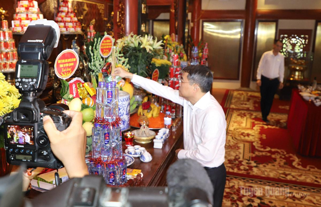 Thủ tướng Chính phủ Lê Minh Hưng thắp hương tri ân các Anh hùng Liệt sỹ tại Đền thờ các Anh hùng liệt sỹ trong khuôn viên Nghĩa trang Liệt sỹ Quốc gia Vị Xuyên.