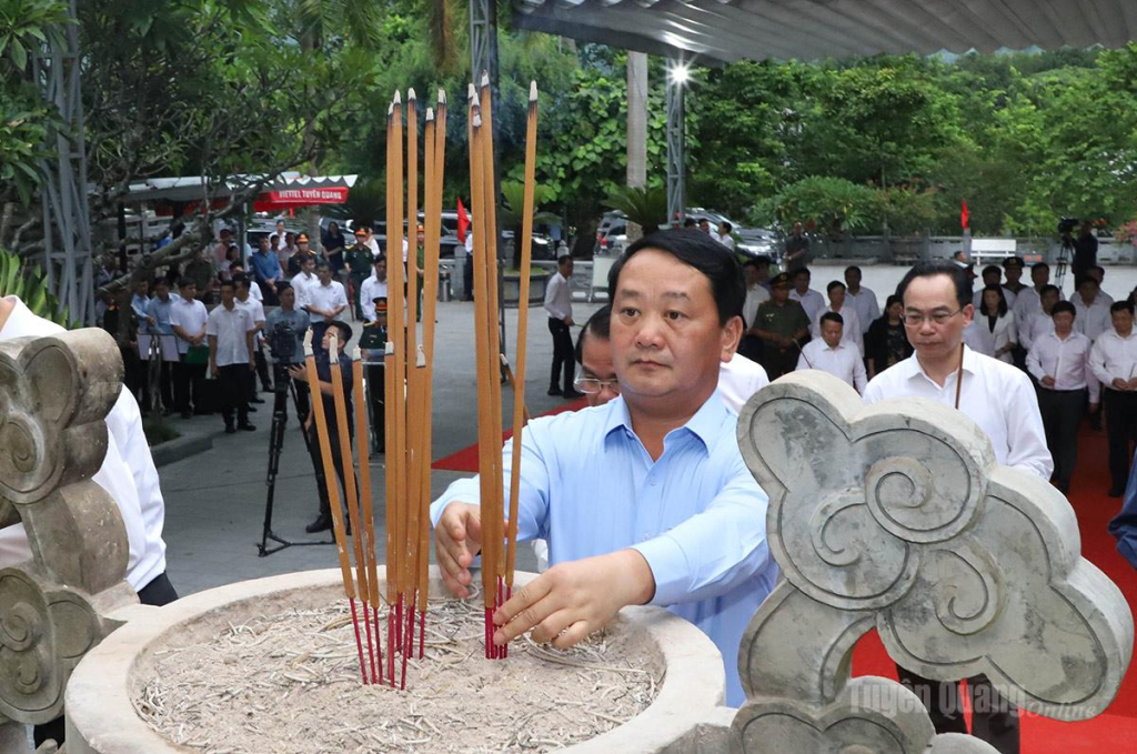 Bí thư Tỉnh ủy Hầu A Lềnh dâng hương tưởng nhớ các Anh hùng Liệt sỹ tại Tượng đài Tổ quốc ghi công.