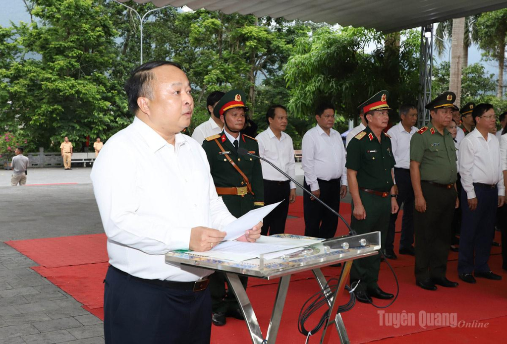 Phó Bí thư Tỉnh ủy, Chủ tịch UBND tỉnh Phan Huy Ngọc đọc lời tri ân tại lễ dâng hương.
