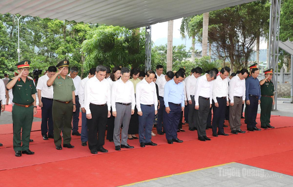 Thủ tướng Chính phủ Lê Minh Hưng cùng đoàn công tác và các đồng chí lãnh đạo tỉnh Tuyên Quang tưởng nhớ các Anh hùng Liệt sỹ.