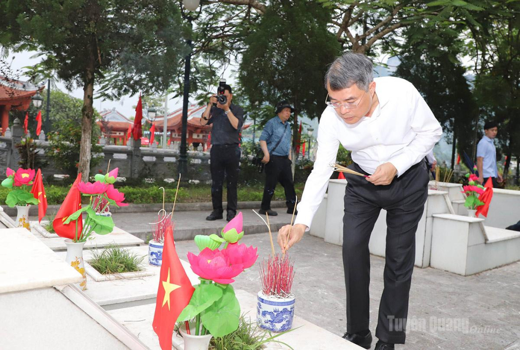 Thủ tướng Chính phủ Lê Minh Hưng thắp hương phần mộ các Anh hùng Liệt sỹ.