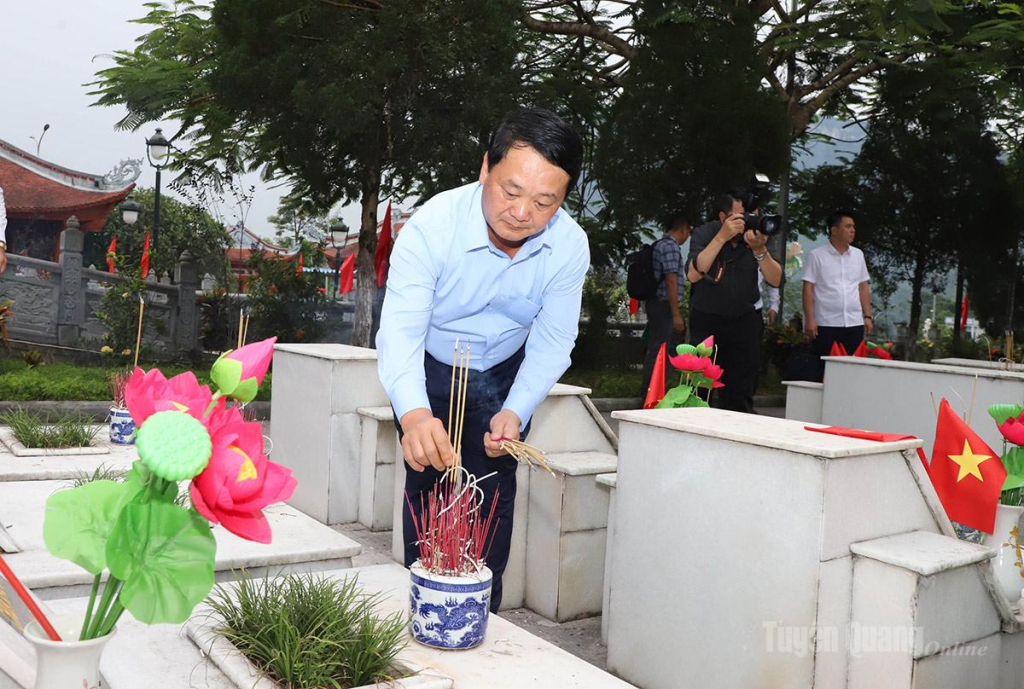 Bí thư Tỉnh ủy Hầu A Lềnh thắp hương phần mộ các Anh hùng Liệt sỹ.