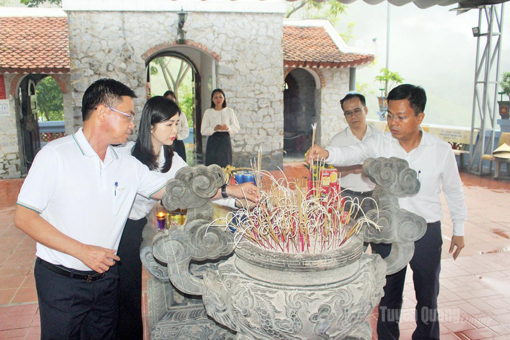 Đoàn công tác Văn phòng Thành ủy Đà Nẵng và Văn phòng Tỉnh ủy Tuyên Quang thành kính dâng hương tưởng niệm các Anh hùng liệt sĩ tại điểm cao 468, xã Thanh Thủy.