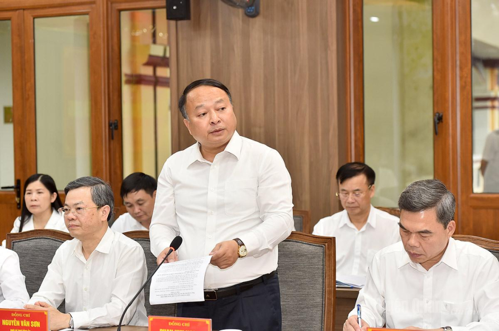Đồng chí Phan Huy Ngọc, Chủ tịch UBND tỉnh báo cáo tại buổi làm việc.