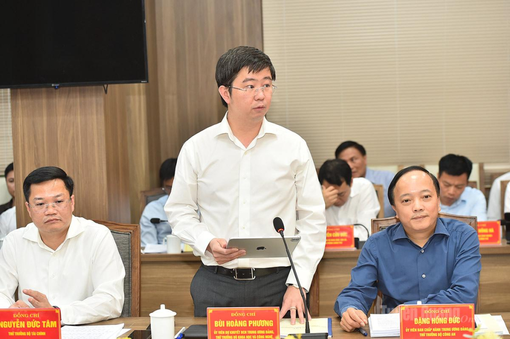 Thứ trưởng Bộ Khoa học và Công nghệ Bùi Hoàng Phương phát biểu tại buổi làm việc.