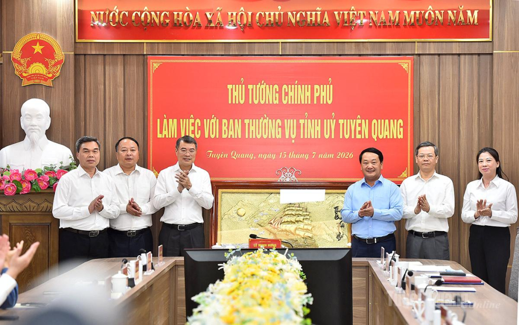 Thủ tướng Chính phủ Lê Minh Hưng tặng tỉnh bức tranh.