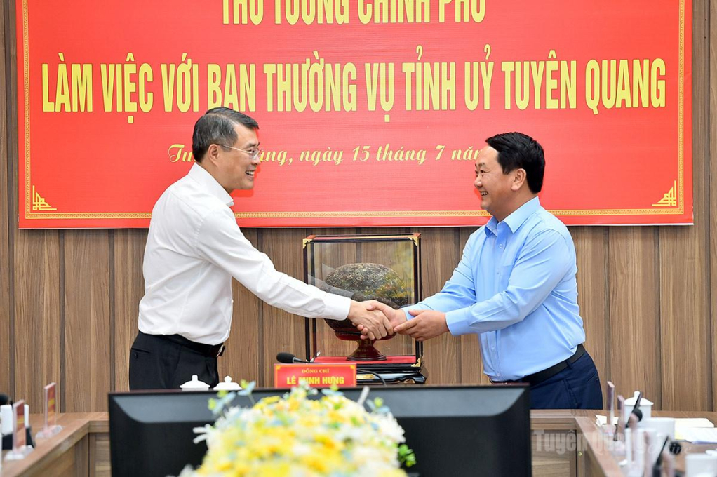 Đồng chí Bí thư Tỉnh ủy tặng Thủ tướng Lê Minh Hưng trà đặc sản của tỉnh Tuyên Quang.