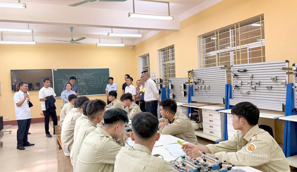 Các đơn vị đối tác tham quan cơ sở vật chất, đào tạo ngành Điện tại Trường Cao đẳng Tuyên Quang.