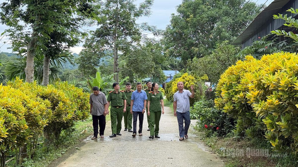  Lực lượng Công an xã Yên Nguyên phối hợp với các thành viên trong Mô hình dòng họ Hoàng Văn không ma túy, thôn Bảo Ninh nắm tình hình an ninh trật tự.