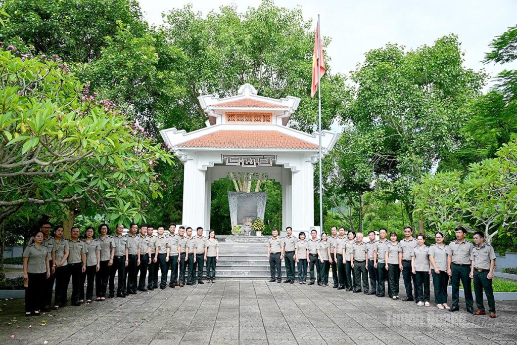 Tập thể cán bộ, công chức Thi hành án dân sự tỉnh Tuyên Quang chụp ảnh lưu niệm tại Di tích Bộ Tư pháp, thôn Mới, xã Minh Thanh.