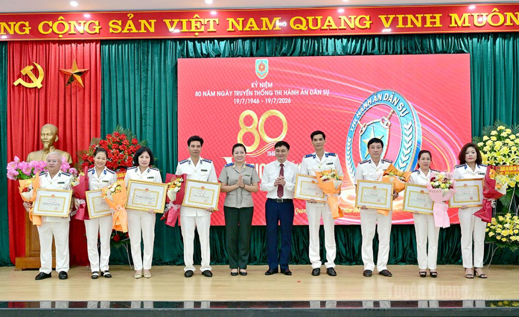 Đồng chí Phó Chủ tịch UBND tỉnh Đỗ Anh Tuấn và đồng chí Trần Thị Phương Hoa, Phó Cục trưởng Cục Quản lý Thi hành án dân sự trao Bằng khen và danh hiệu “Tập thể lao động xuất sắc” của Bộ trưởng Bộ Tư pháp cho tập thể và cá nhân có thành tích xuất sắc.